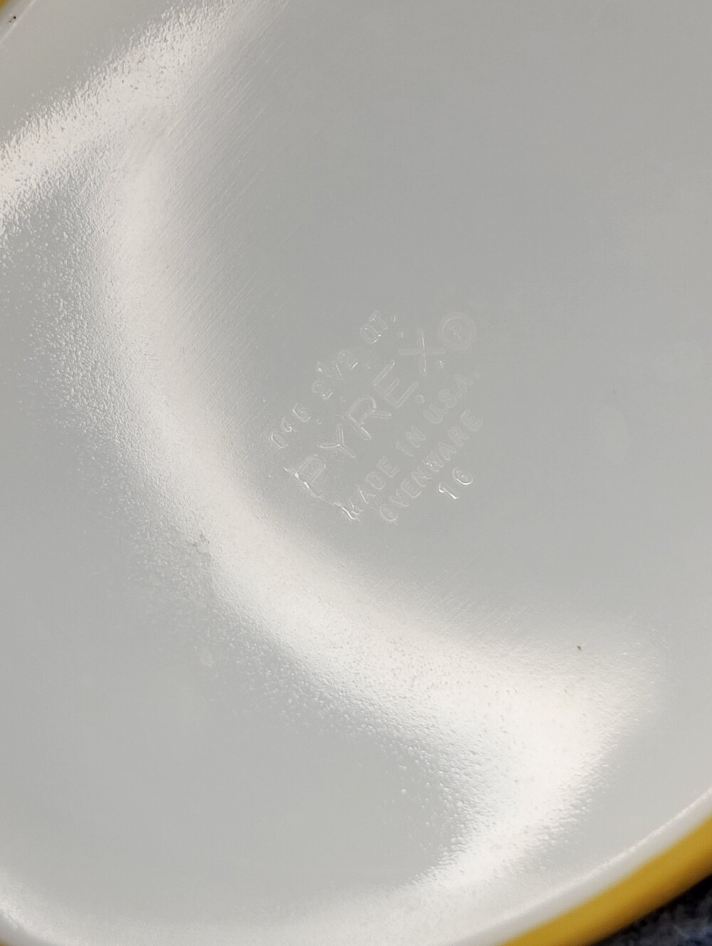 Pyrex Lidded Dish - Picture 10 of 14